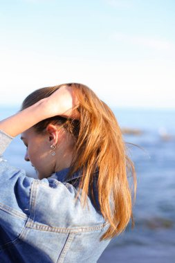 Arka kamera deniz havası, denizler üzerinde duruyor zevk için güzel kızla