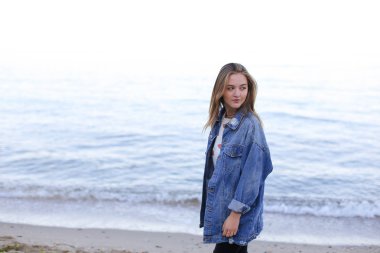 Şık kadın adımları deniz kıyısı ve teşkil etmektedir boyunca güvenle geldi