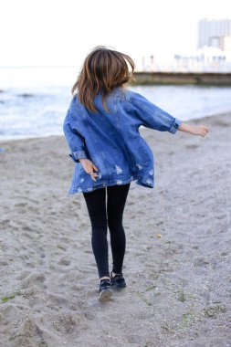 Sevimli kadın gülümseme ile teşkil etmektedir ve deniz kıyı savaş yürür