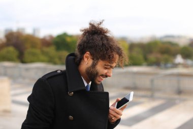 Eiffel Tower smartphone ile yavaş mo Arap çocuğun
