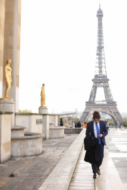 İspanyol işadamı arama ortağı Eiffel vaktimiz telefon ile