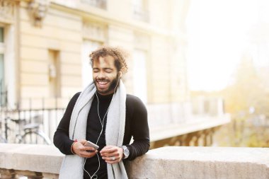 Çekici karışımı kan çocuk kızla yanında smartphone e ile sohbet