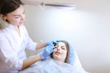 El ile dövme ayarlama içinde meşgul profesyonel kadın efendi