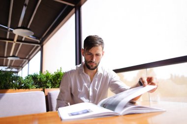 Sanat yönetmeni ve kafeterya masada yeni dergi izlerken Tasarımcısı.