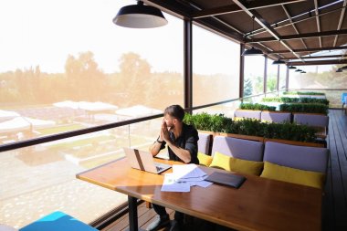 Cafe masa laptop metin yazarak metin yazarı.