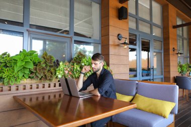 İstemci için örümcek ağı fotoğraf makinesi ve microp ile konuşurken Internet Danışmanı