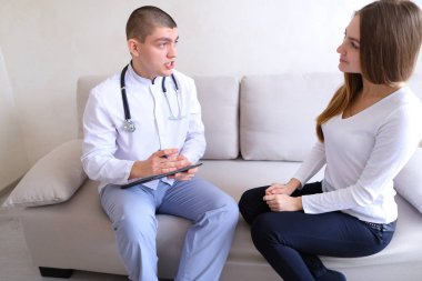 Kız erkek doktor tedavi reçete görmeye geldim. Adam ve w