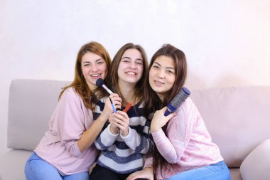 Üç çekici genç arkadaş gülümsüyor kamera ile poz ve