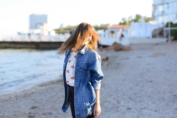 Menina bonita desfrutando do ar do mar, fica na praia no dia ensolarado . — Fotografia de Stock