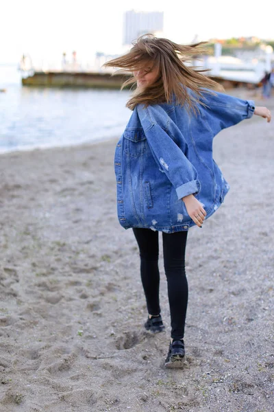 Mulher encantadora com poses de sorriso e caminha ao longo da costa do mar na guerra — Fotografia de Stock