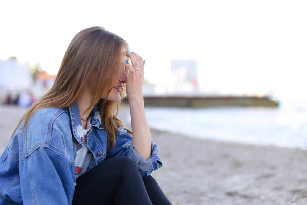 Portret van vrolijk meisje op camera en schattig vormt lacht si — Stockfoto