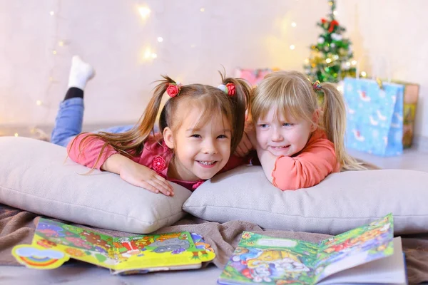 Γοητευτικό μικρά κορίτσια Παίξτε μαζί και chat, ξαπλωμένο στο πάτωμα και — Φωτογραφία Αρχείου
