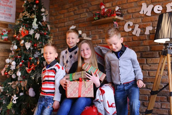 Irmã mais velha menina e três meninos irmãos enviar saudações congra — Fotografia de Stock