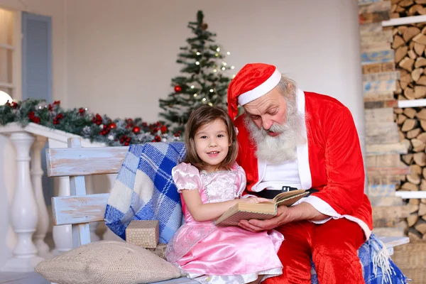 Hermosa niña pidiendo Papá Noel . — Foto de Stock