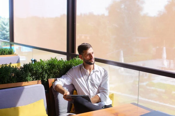 Avrupa işadamı kafeterya masada tablet kullanma.