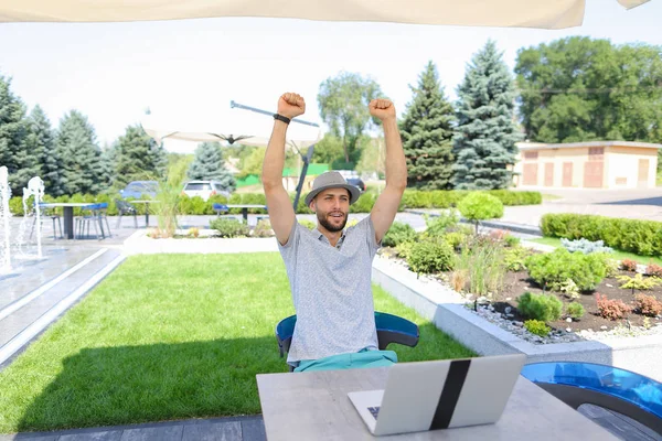 Opgewekt plezier zit in zak stoel en de ondersteuning van de favoriete sport sq — Stockfoto