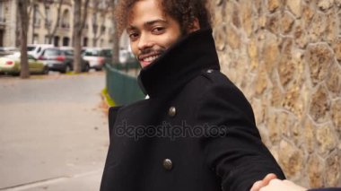 Ağır çekimde elini tutarak kızla yakışıklı melez çocuğun.