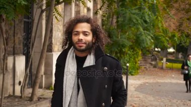 İyi görünümlü yarım Nijeryalı adam ağır çekimde gezinme.
