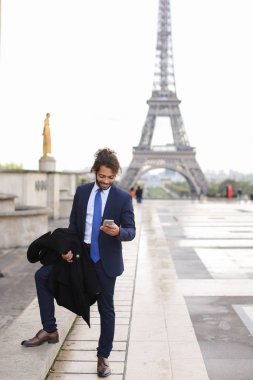 İspanyol gazeteci Eyfel Kulesi'ne yakın gazete okuma ve