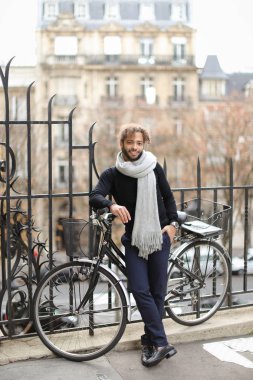 Yakışıklı melez bey kız arkadaşını sizi bekliyor.