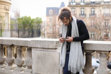 Çekici karışımı kan çocuk kızla yanında smartphone e ile sohbet