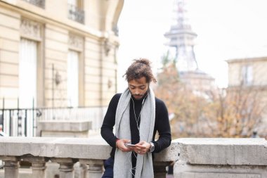 Çekici karışımı kan çocuk kızla yanında smartphone e ile sohbet