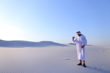 Neşeli Arap erkek turist aramalar arkadaş Skype hücre ve sho