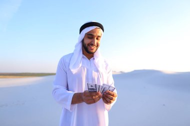 Başarılı Arap Şeyh banknot olarak görüyor ve mutlu, ben ayakta