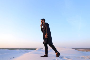 Yakışıklı erkek Arap işadamı görüşmelerde hücresel iş pro, s