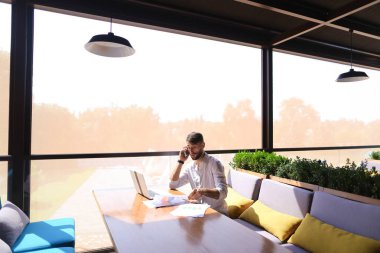 Dizüstü bilgisayar ve Çallı yeni bilgi tarama sorumlu Emlak