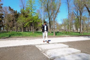 Çılgın öğrenci sınavları geçmek ve kazanmak dans gösterileri