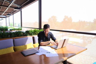 Cafe masa laptop metin yazarak metin yazarı.