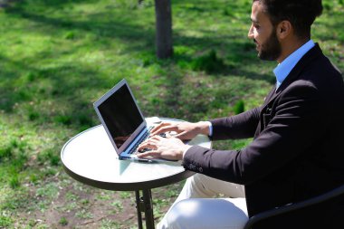 Aktör talk-show ve dalga sette izleyicilere eller