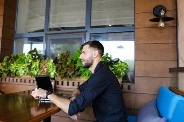 Röportaj veren ve kamera kucak yakınındaki bakarak Avrupa Yöneticisi