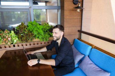 Röportaj veren ve kamera kucak yakınındaki bakarak Avrupa Yöneticisi