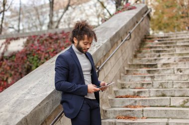 Yüz erkek kişi kameraya tablet ile seyir yukarıya kapatmak.