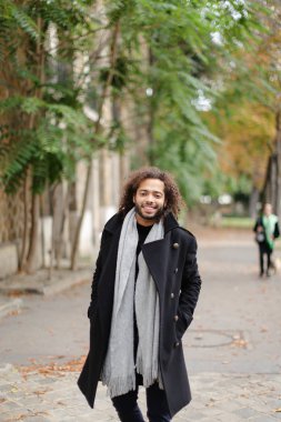 Genç kan erkek kişi dışında yürüyüş mix.