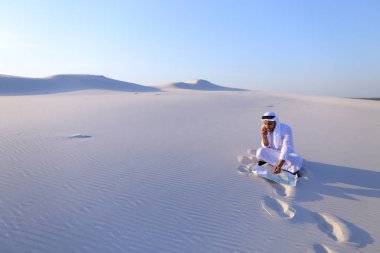 Başarılı Şeyh işadamı smartphone cep telefonu ile bu ile iletişim kurmak için kullandığı