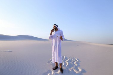 Erkek kondominiyum Tasarımcısı inşaat oturmak için site anket tamamlar