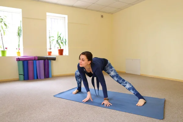 Mörkhårig europeisk tjej gör varma i rymliga gym — Stockfoto