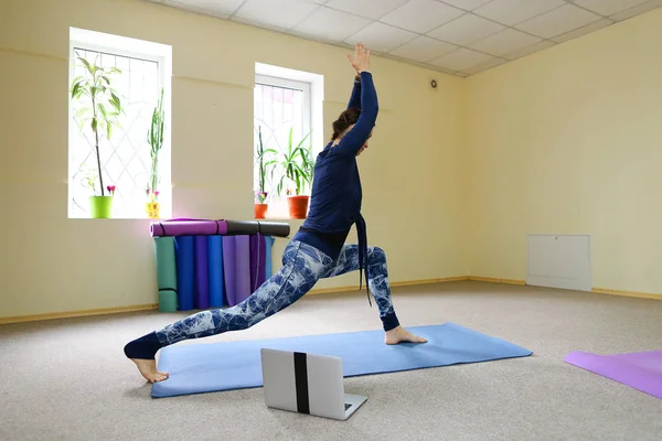 Nueva madre usa la clase de yoga para revivir el dolor en la columna vertebral — Foto de Stock