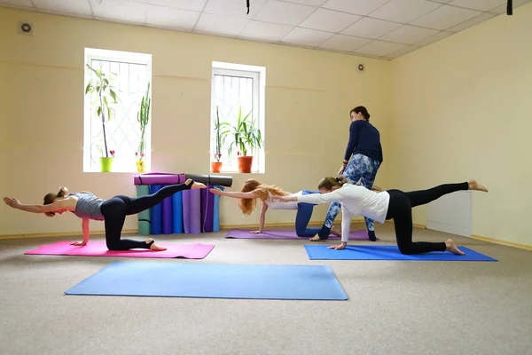Drie jonge vrouwen in yoga-lessen — Stockfoto