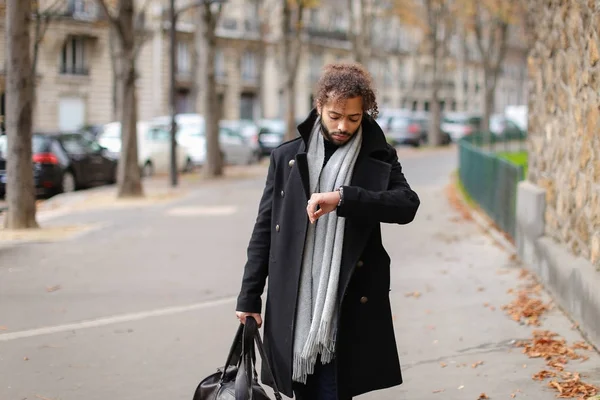 Medio turista africano feliz visitando Europa y caminando con el bolso . — Foto de Stock