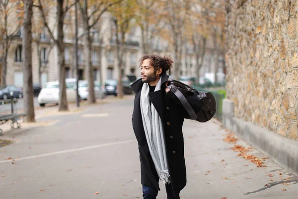 Tren İstasyonu'na gidiş ve bakarak üzgün mix kan adam.