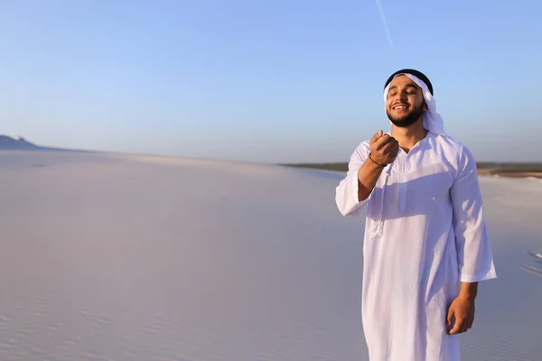Portret mężczyzny muzułmańskich piaszczystej pustyni na jasne letnie popołudnie — Zdjęcie stockowe