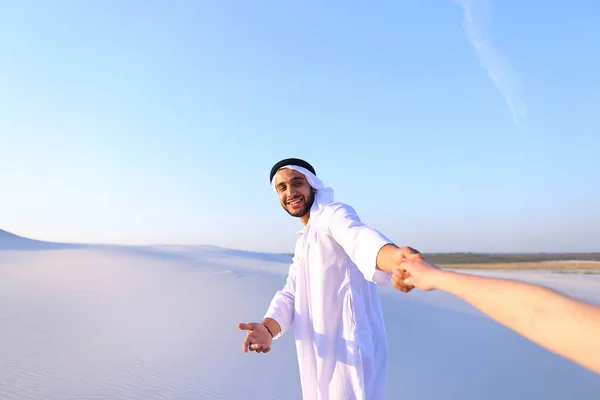 Retrato de la hermosa guía turística masculina de Emiratos, que sostiene woma — Foto de Stock