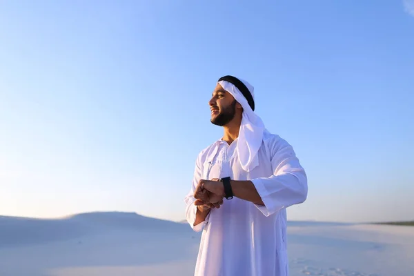 Portret przystojny biznesmen Emiraty kto przeżywa nowy iwatc — Zdjęcie stockowe
