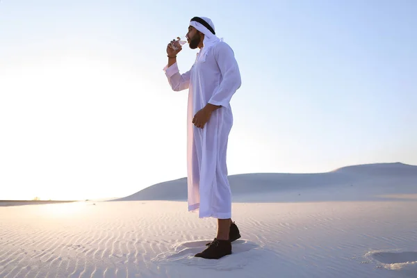 Πνοή φρεσκάδας των ανδρών Μουσουλμάνων στη μέση από το ξηρό κλίμα της s — Φωτογραφία Αρχείου