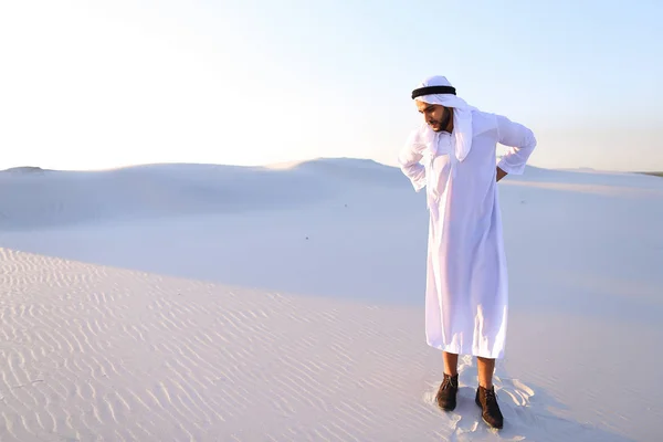 Handsome Arab sheik suffers from discomfort in back, standing in — Stock Photo, Image