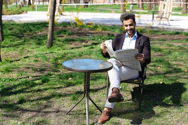 Арабский только что купил новую ежедневную газету и чтение в парке . — стоковое фото